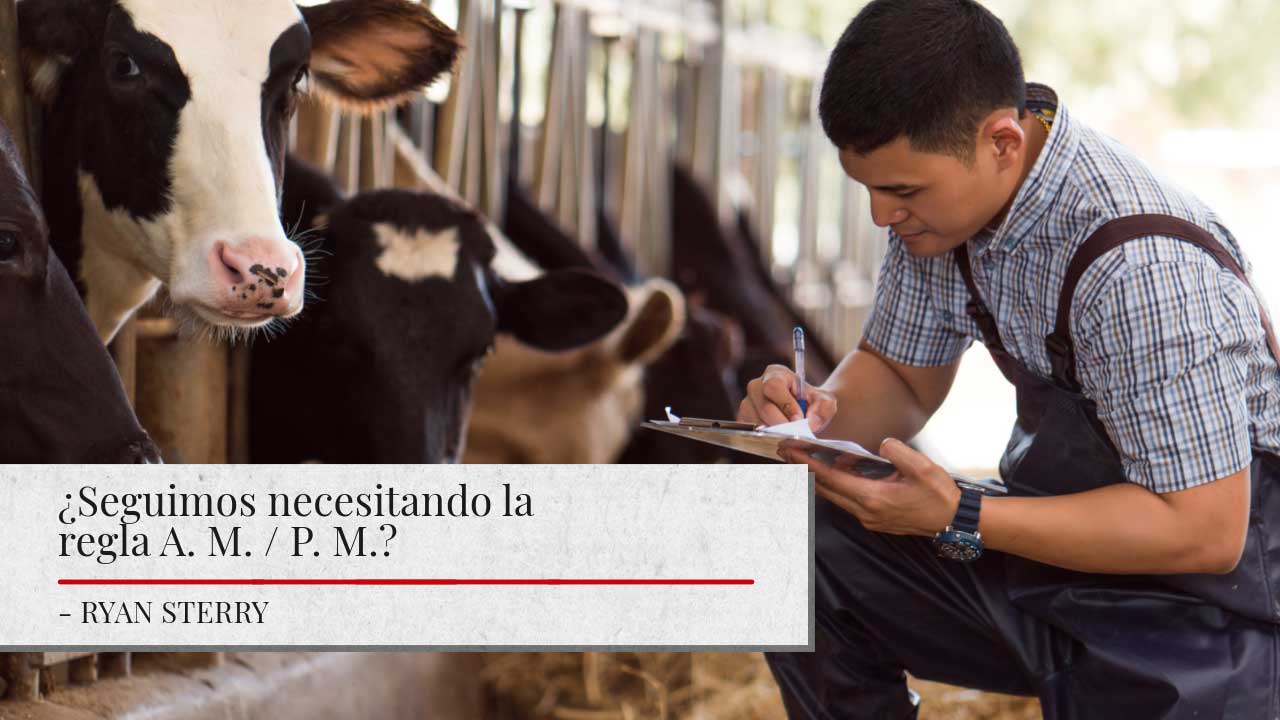 Un granjero lechero con overoles y una camisa a cuadros anota en una tabla de apuntes mientras está parado junto a vacas lecheras Holstein en un granero. El texto sobrepuesto pregunta '¿Seguimos necesitando la regla A.M. / P.M. para la inseminación artificial del ganado?' y se atribuye a Ryan Sterry